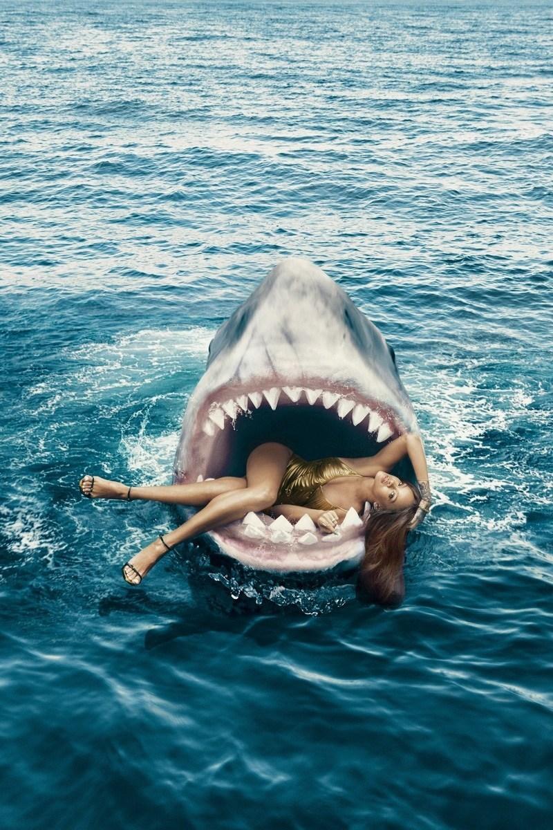 蕾哈娜横卧鲨鱼嘴里拍写真 画面十分惊悚