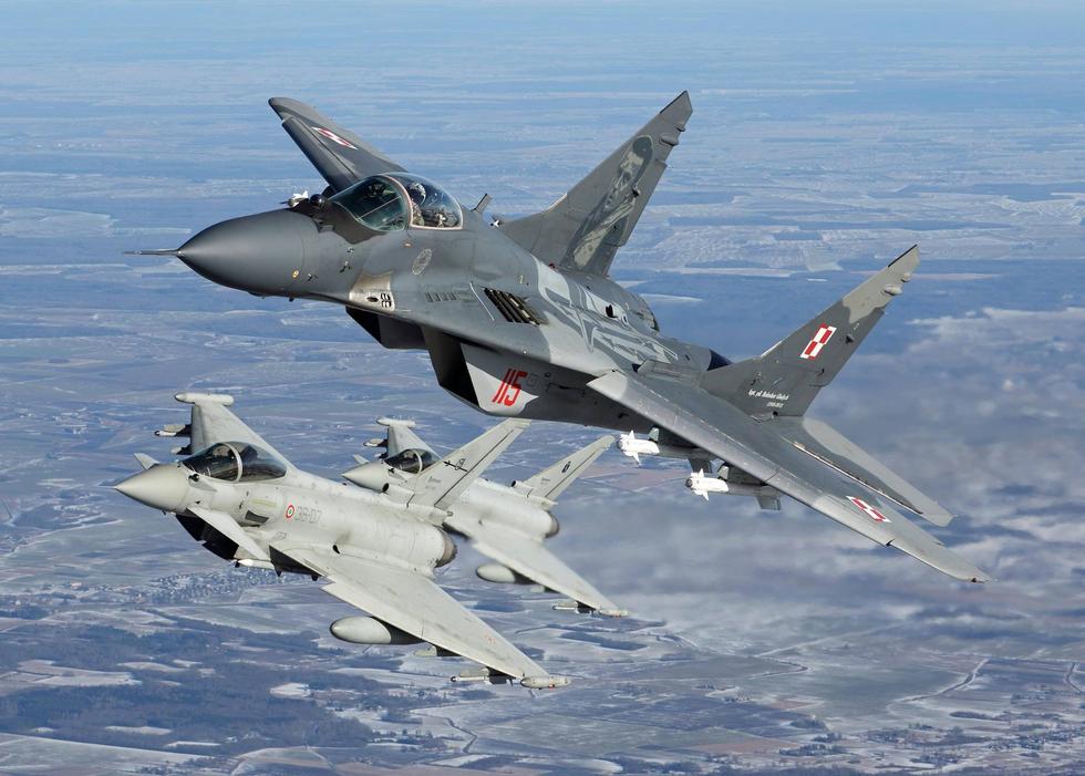 北约米格29与台风战机在波罗的海联合巡逻(组