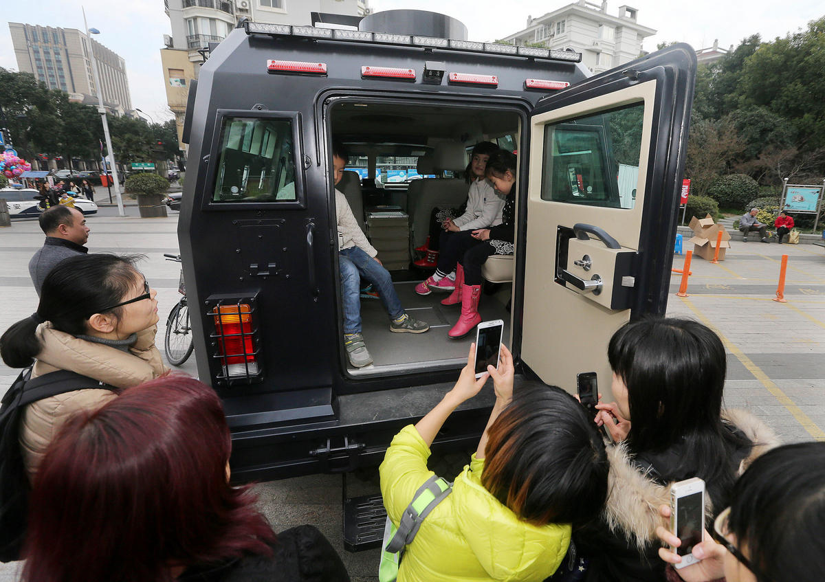 杭州特警展示价值160万防暴装甲车