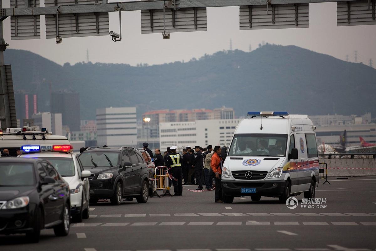 深圳宝安机场离港平台粤BA495Q红色奔驰撞多人撞到桥下|车祸交通事故