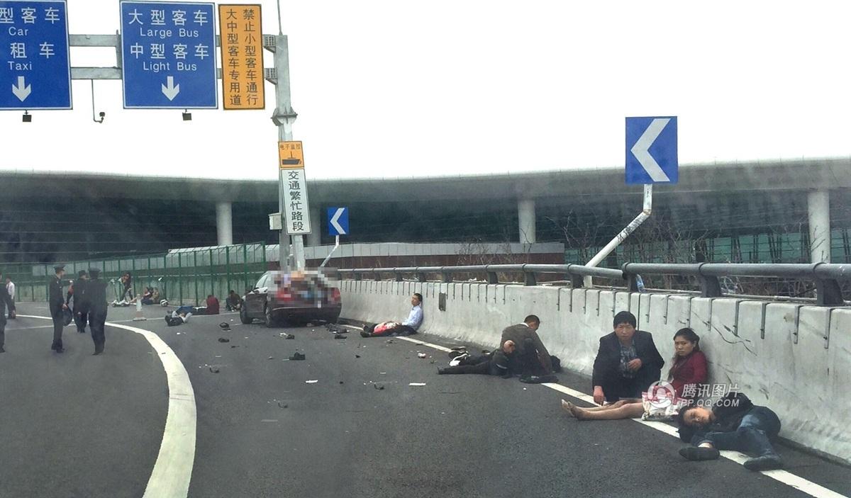 深圳宝安机场离港平台粤BA495Q红色奔驰撞多人撞到桥下|车祸交通事故