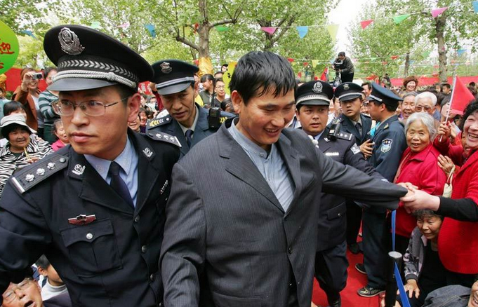 大衣哥晒ps全家福图片