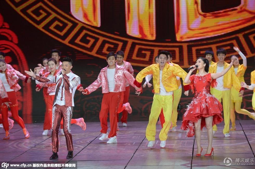 凤凰传奇热闹献唱《中国喜事》 引领开年神曲新潮流 4张