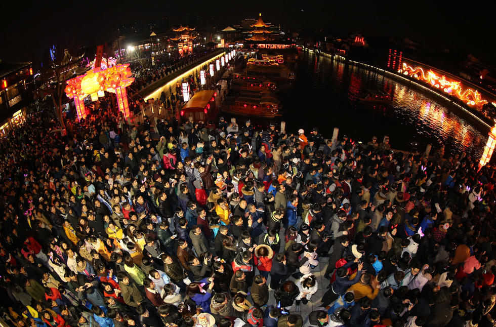 各地举行活动欢度元宵节 南京夫子庙人山人海2015.3.