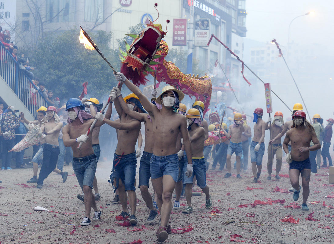 贵州土家人炸龙闹元宵 救护车特警待命