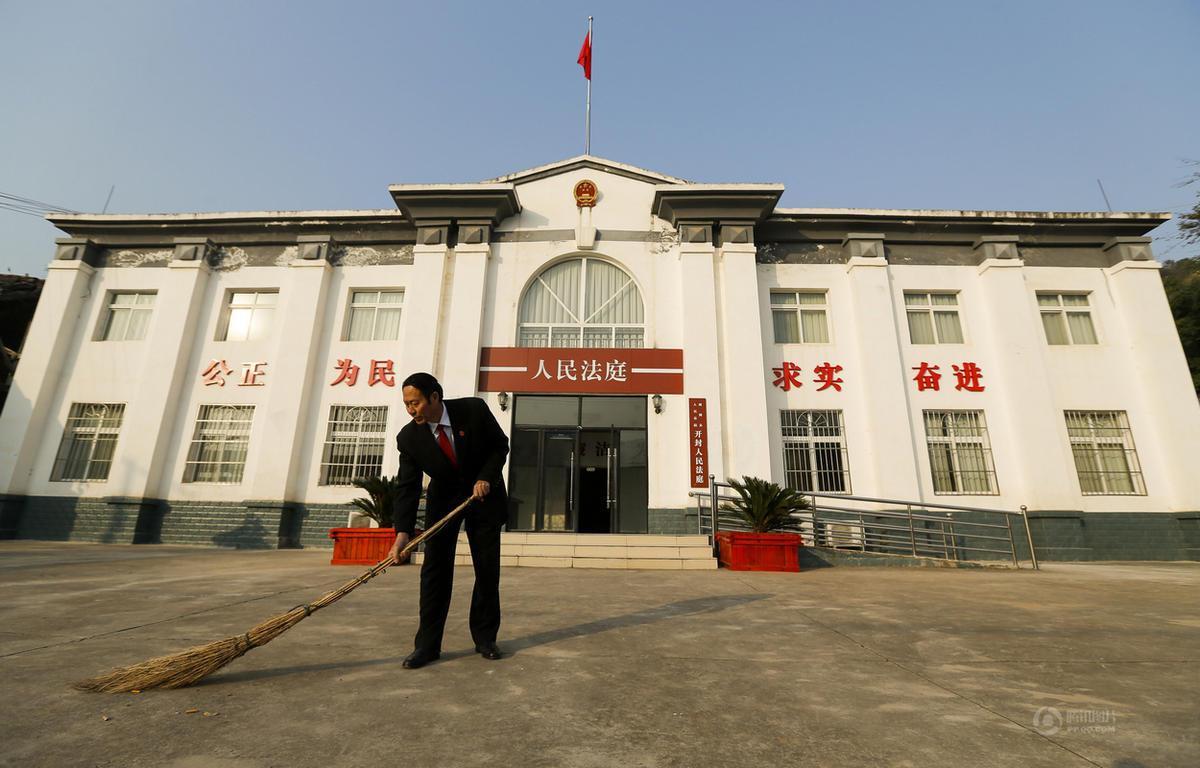 【中国人的一天】“背篼法官”郭兴利