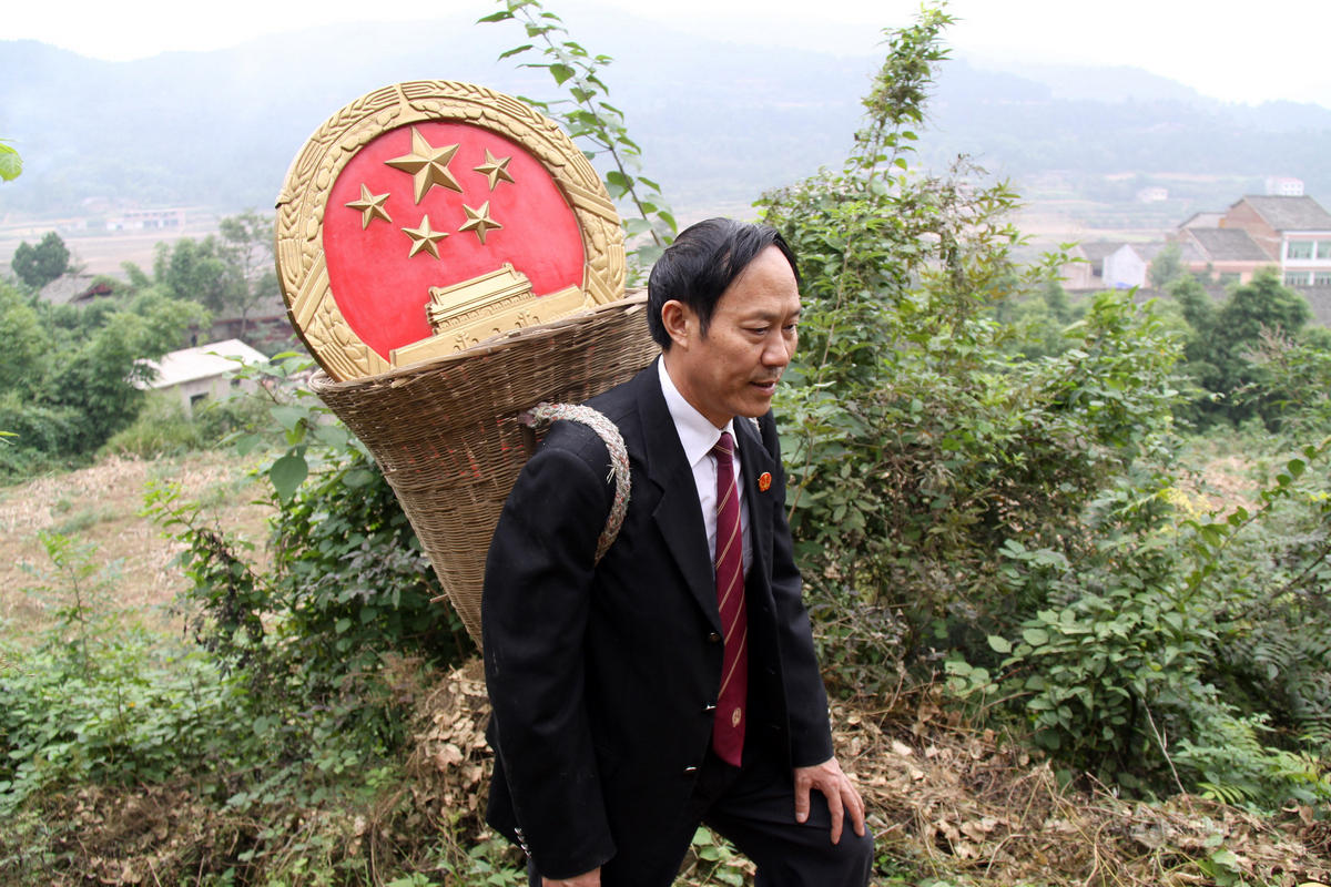【中国人的一天】“背篼法官”郭兴利