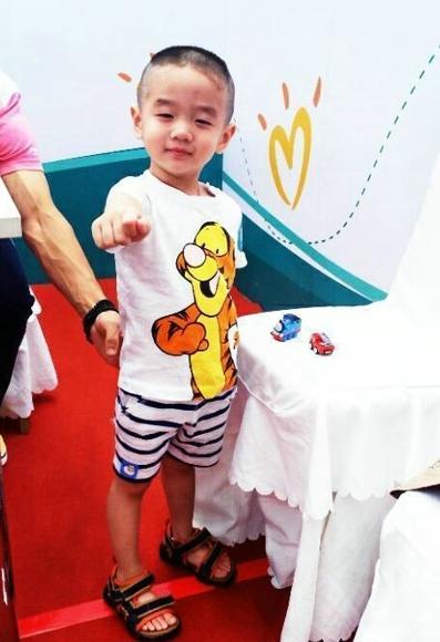 杨阳洋幼时照片曝光 阿福头造型萌点十足