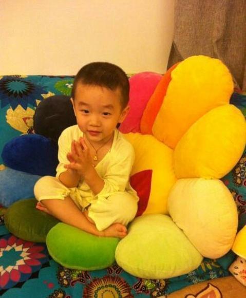 杨阳洋幼时照片曝光 阿福头造型萌点十足