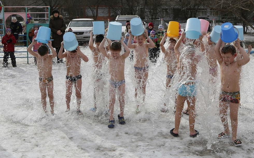 俄罗斯儿童冰天雪地半裸泼冰水增强体质