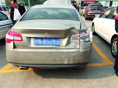 C5车主刘先生因为维修费用迟迟未能得到闵客运的确认，其受损车辆停了一个月未能开始维修。