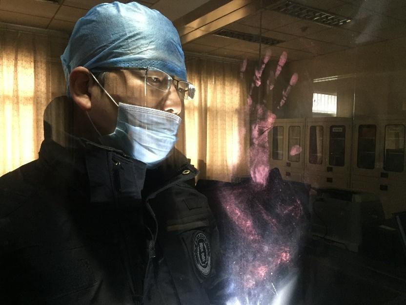 【视频】玻璃上的指纹如何提取,玻璃上的指纹