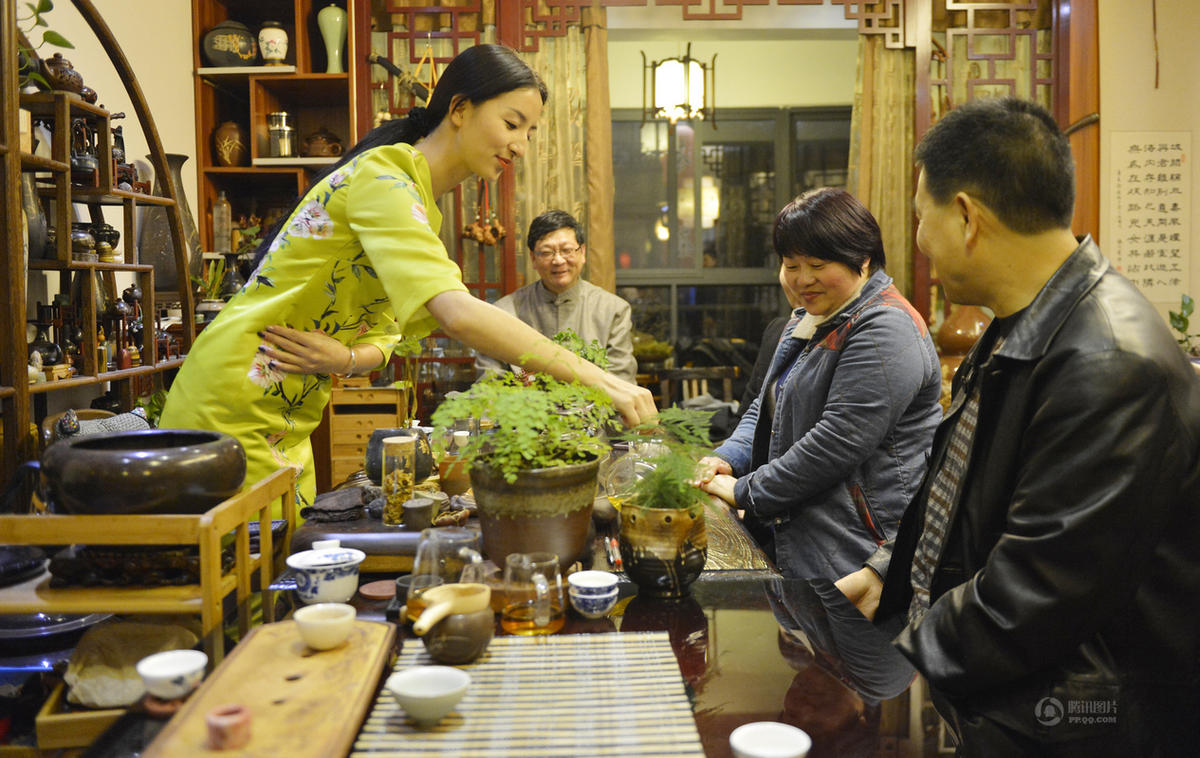 王倩倩喜欢喝茶,学过茶艺,闲暇时,她便约上朋友们聚在一起喝茶畅聊