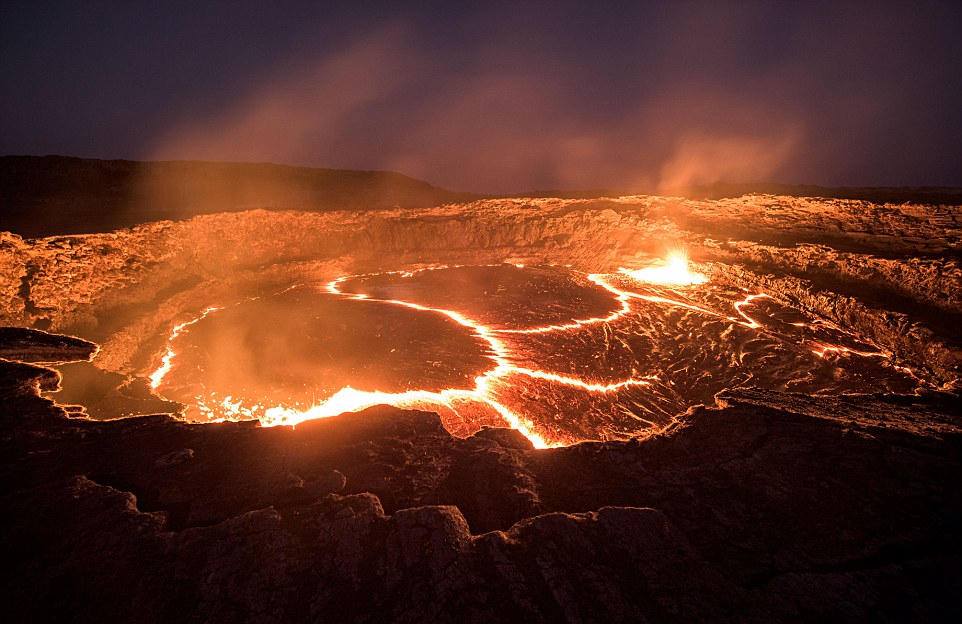 【转载】探险世界最古老活火山 岩浆涌动如同地狱门