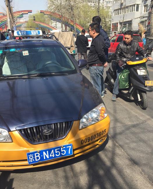 至于抓捕现场为何停有一辆出租车,北京银建出租车公司一负责人对