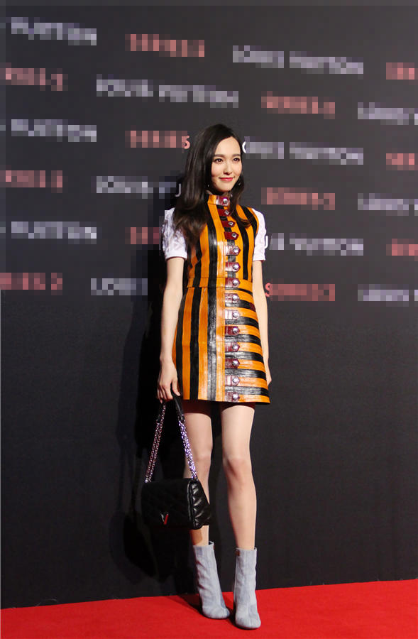 高清:唐嫣甜美亮相时尚展 条纹裙大秀修长美腿