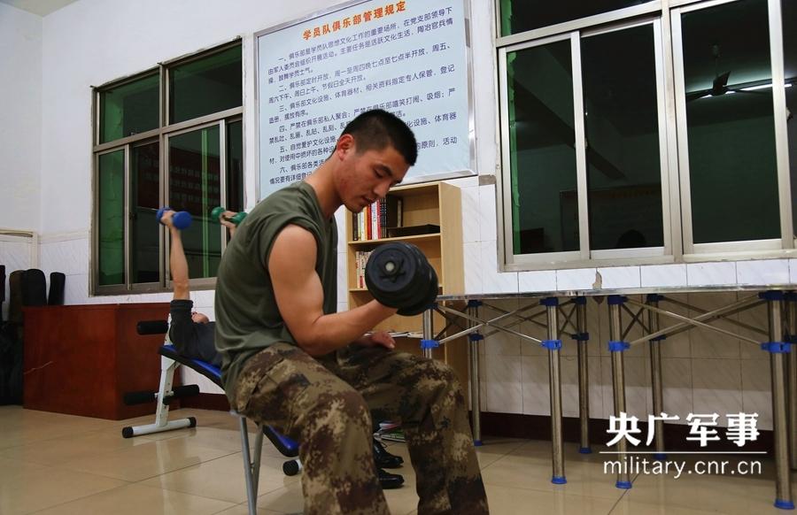 如果一个当兵的人一晚上没请假夜不归宿会受到