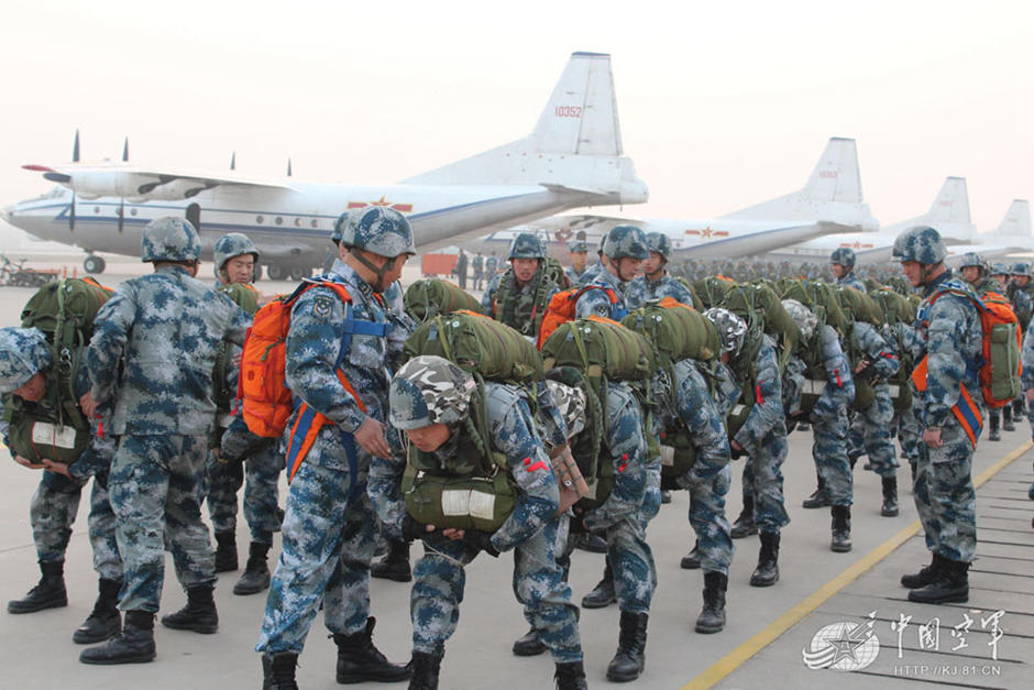 组图:解放军空降兵举行大型空降演习