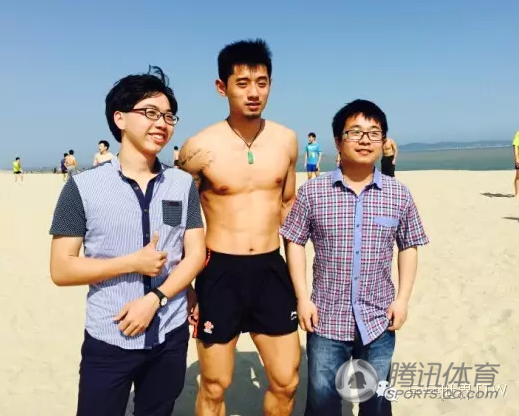 组图:国乒踢足球卖肉训练 张继科自组BBC锋线