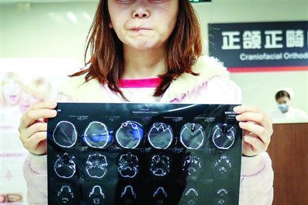 回到上海后的舒雪，先后前往多家医院进行检查，检查结果显示其面部神经受损。