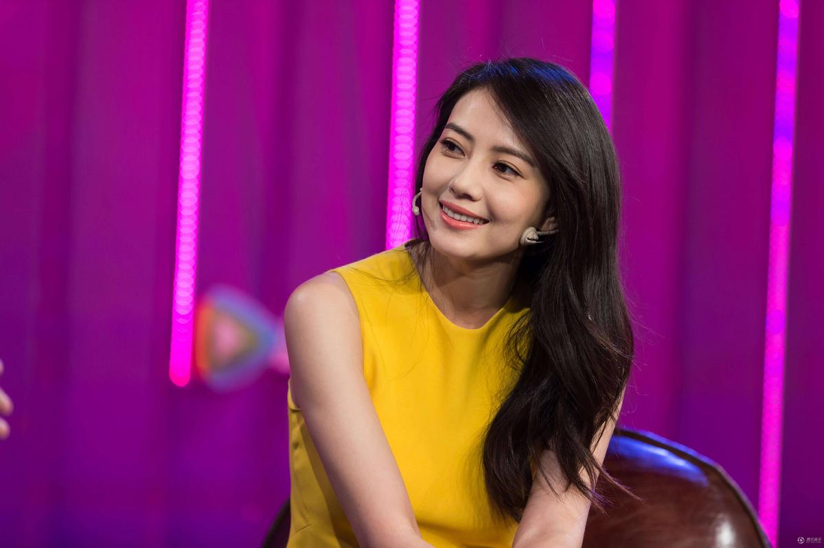 高圆圆贴身包包内容多 与赵又廷亲密合影随身