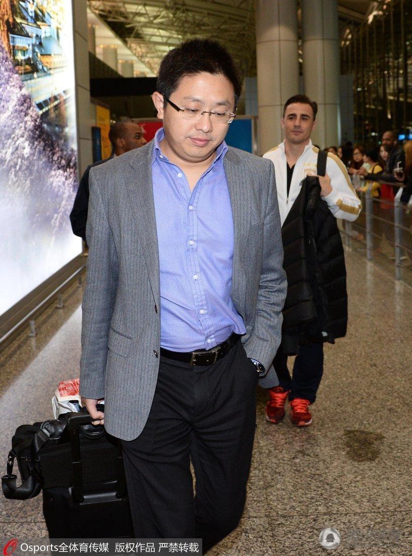 高清:恒大回国抵达广州 遭绝杀全队略显失落