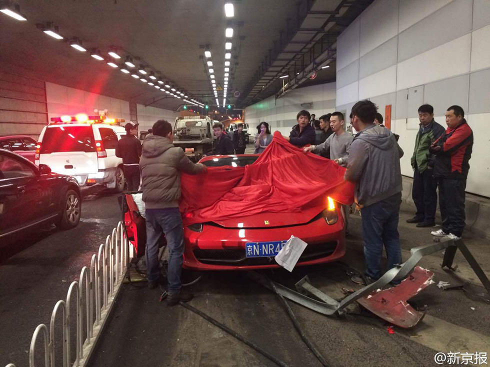 北京鸟巢附近大屯路隧道北沙滩车祸 法拉利兰博基尼相撞|交通事故