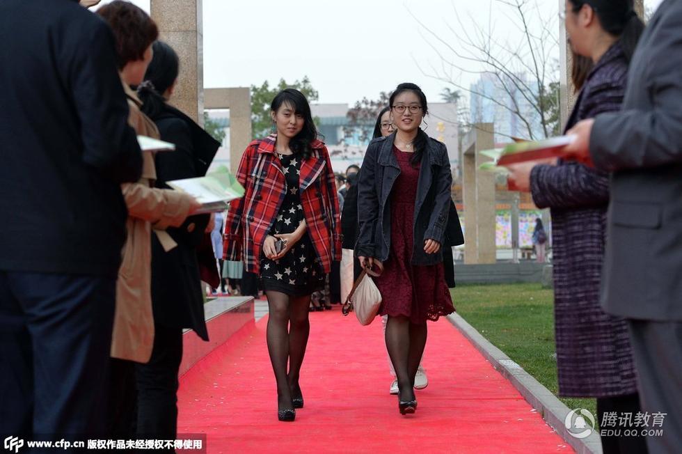 高清:北京育英学校举办成人礼 学生盛装出席-衡