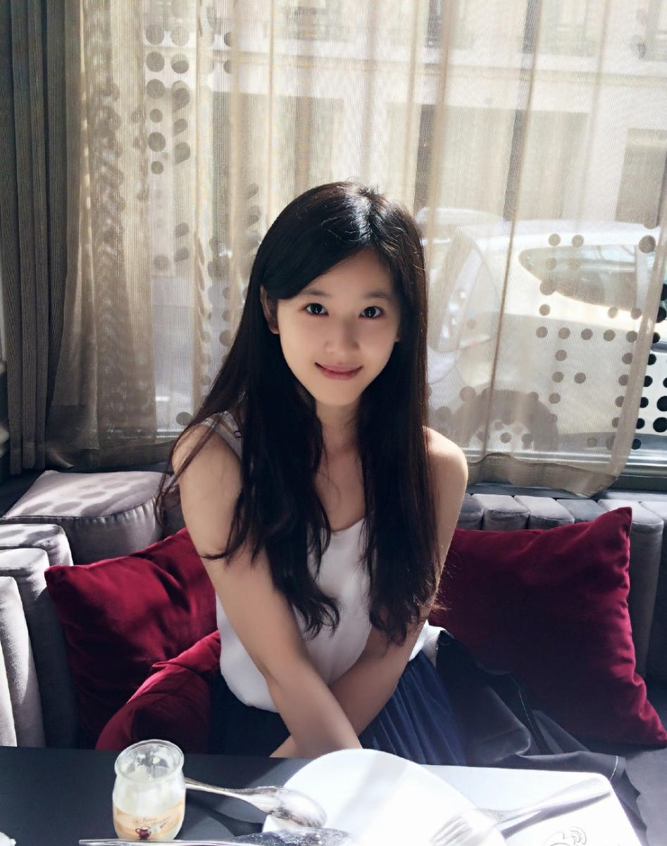 清华大学学生章泽天因清纯的面容走红网络,传闻还受到不少电影邀约
