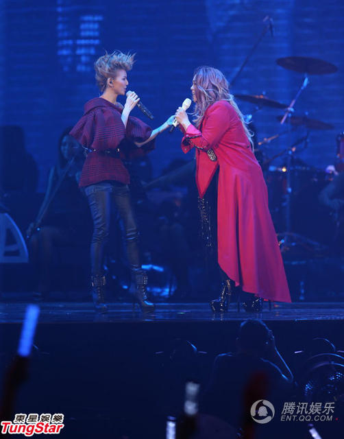 <em>张惠妹开唱孙燕姿助阵</em> 两大天后又亲又抱-张惠