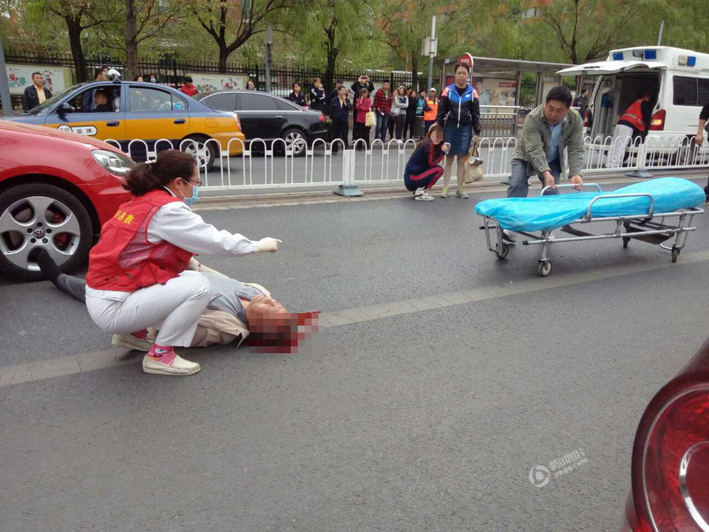 组图:北京<em>一女</em>司机撞倒老人 吓得蹲地不起 - 暮