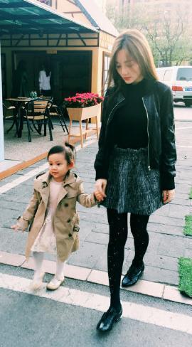 李小璐晒女儿萌照 甜馨扎小辫穿短裙秒变小公主