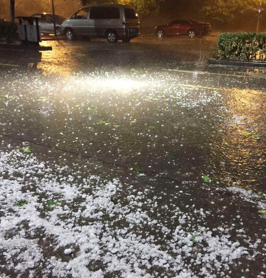 强对流天气昨袭江苏 网友争相晒出冰雹遭遇