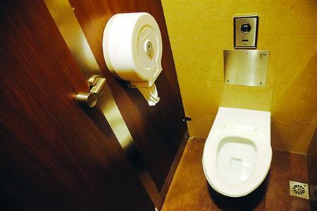 申城2600余座环卫公共厕所逐步免费供应手纸