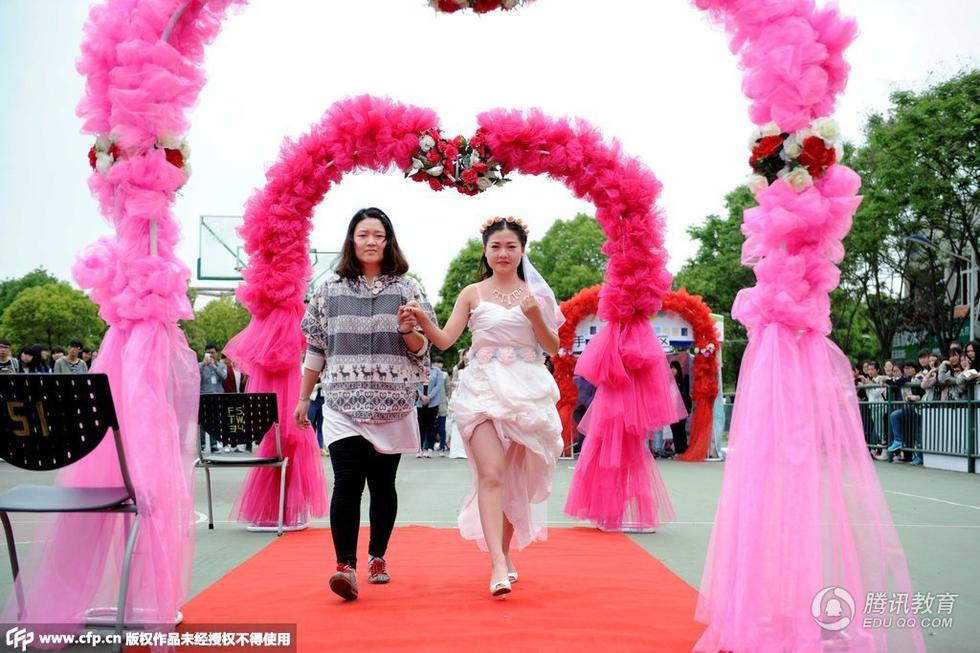 高清:大学生用卫生纸DIY婚纱服走秀惊爆校园-