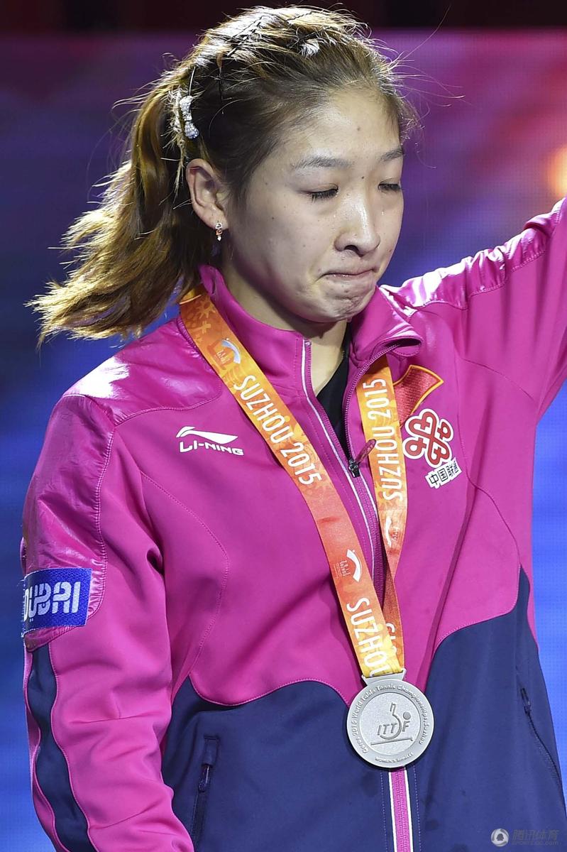 高清:刘诗雯颁奖台上哭泣 遗憾与冠军擦肩而过