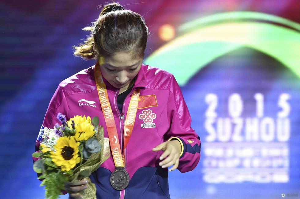 高清:刘诗雯颁奖台上哭泣 遗憾与冠军擦肩而过