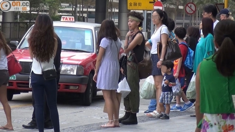 窦靖童香港与闺蜜逛街热聊 肩部纹身显眼