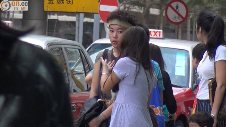 窦靖童香港与闺蜜逛街热聊 肩部纹身显眼