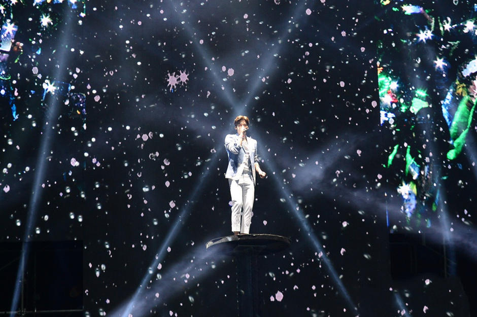 李易峰生日会携手张靓颖与歌迷共度 国民男神多栖发展_大申网_腾讯网