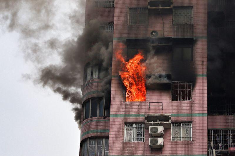 广州荔湾广场一有高层住宅着火 致1死7伤