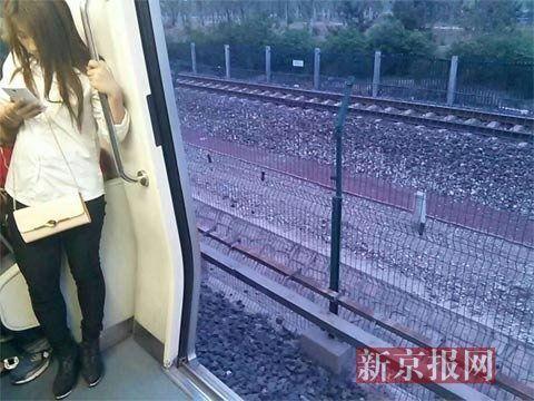 北京地铁八通线早高峰一车门开门行驶