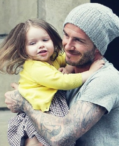 贝克汉姆牵女儿逛街 小七长发飘飘越长越美