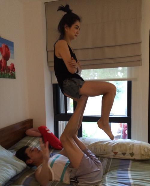 Ella与老公健身有默契 大玩“无敌风火轮”