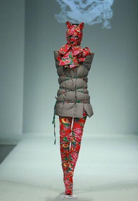 馨予棉被服设计师新作被翻出引发吐槽:东北版