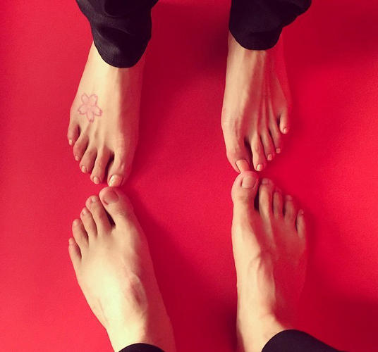 Angelababy光脚,王珞丹光脚 网传黄晓明和angelababy早前在法国已拍完婚纱照,两人的婚礼定于今年