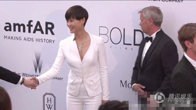 <em>李宇春</em>戛纳走秀<em>露</em>深V事业线 网友:有胸必火 - 三