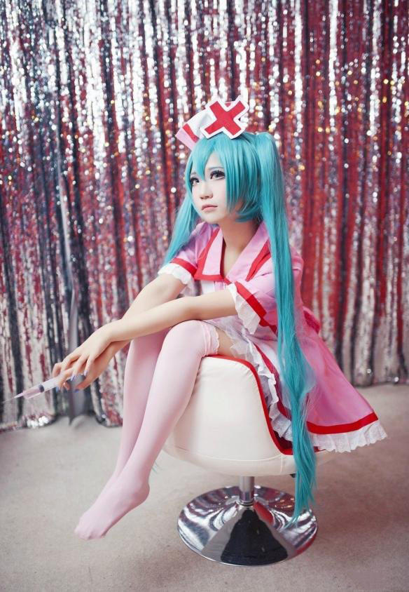 病房里的美腿诱惑受不了 萌妹子彩丝初音cos