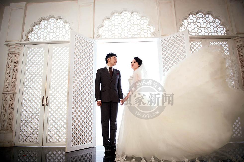 新娘魔术 婚纱店_刘谦宣布婚讯新娘王希怡 魔术婚纱照玄幻(3)