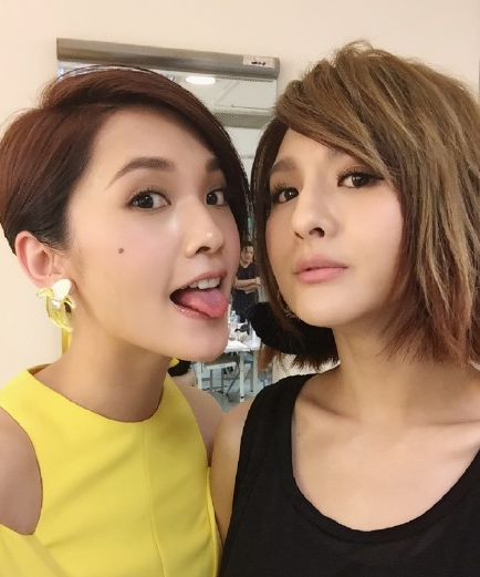 杨丞琳与潘玮柏搞怪合影 却被王心凌低胸抢镜